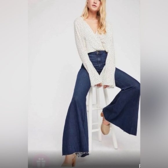 Free People We the Free dark wash stretch Just Float On Flare Jeans size 26 new - Picture 3 of 4
